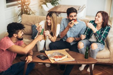 Pizza yiyen bir grup genç arkadaş. Ev partisi. Fast food konsepti..