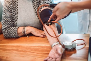 Genç doktor kan basınç ev ziyareti sırasında alarak görüntü yakın