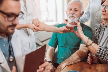 Giriş sırasında genç doktor bir grup üst düzey insanlar ziyaretten