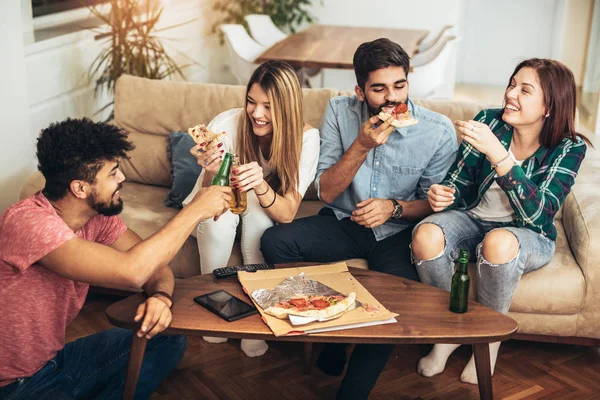 Gruppo Giovani Amici Mangiare Pizza Home Party Fast Food Concetto — Foto Stock