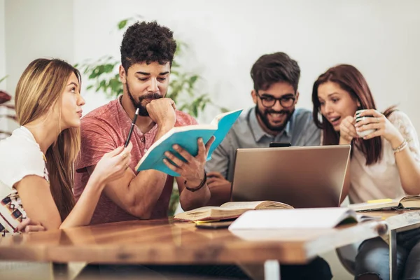 Groupe Étudiants Étudient Maison Apprentissage Préparation Examen Universitaire — Photo