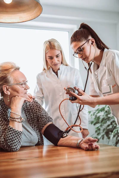 Image Young Medic Taking Blood Pressure Home Visit — Stock Photo, Image