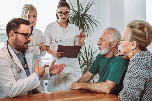 Grupo Médicos Jóvenes Durante Visita Domiciliaria Personas Mayores — Foto de Stock