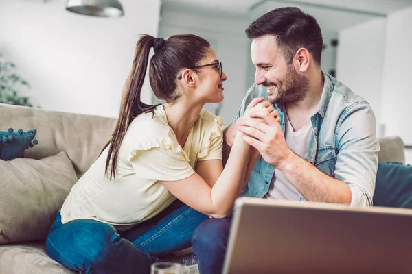 Glückliches Paar Mit Laptop Verbringt Zeit Hause — Stockfoto