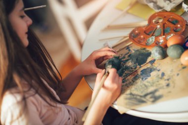 yumurta Paskalya için boyama kız