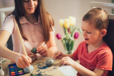 kardeş Paskalya yumurtaları masada boyalı