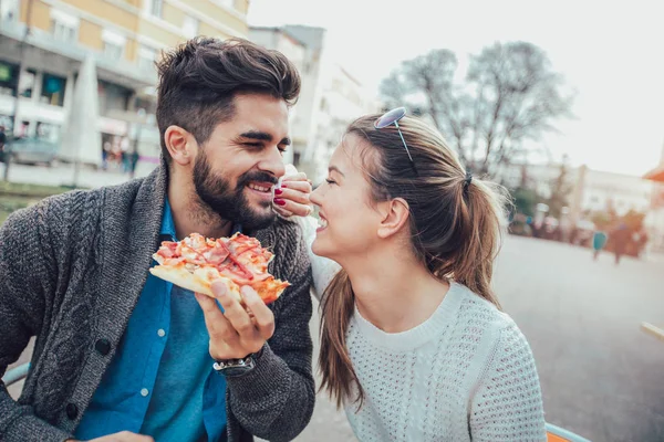 情侣们在户外吃披萨 他们在户外咖啡馆里分享披萨 — 图库照片