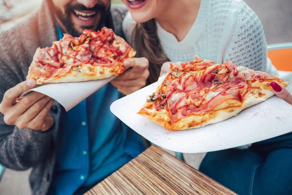 Couple Manger Pizza Extérieur Dans Café Extérieur Gros Plan — Photo