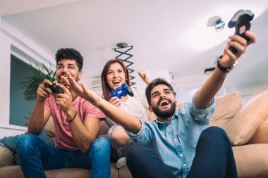Grup genç arkadaşlar play video oyunları birlikte evde.
