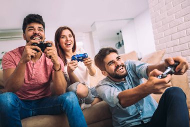 Grup genç arkadaşlar play video oyunları birlikte evde.