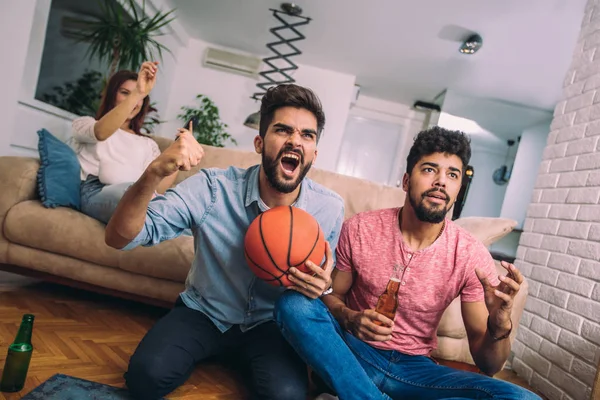 Amigos Felizes Fãs Basquete Assistindo Jogo Basquete Celebrando Vitória Casa — Fotografia de Stock