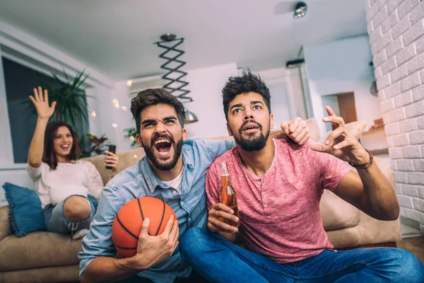 Glückliche Freunde Oder Basketballfans Sehen Basketballspiel Fernsehen Und Feiern Den — Stockfoto