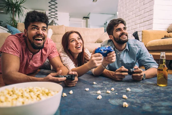 Grupo Jóvenes Amigos Juegan Videojuegos Juntos Casa —  Fotos de Stock