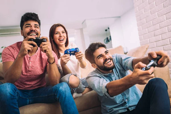 Gruppe Junger Freunde Spielt Hause Gemeinsam Videospiele — Stockfoto