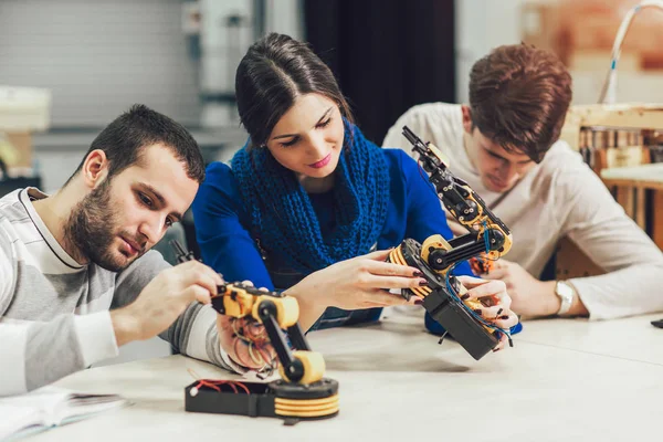 Młodzi Studenci Robotyki Przygotowujący Robota Testów Warsztatach — Zdjęcie stockowe