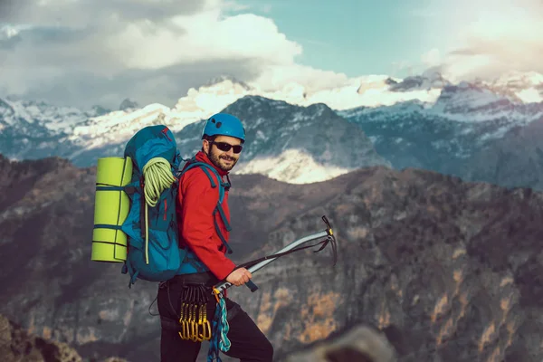 Jovem Montanhista Com Mochila Topo Uma Montanha Desfrutando Vista — Fotografia de Stock