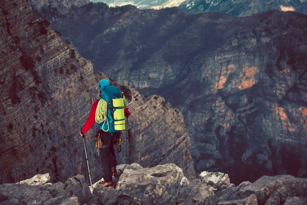 Joven Montañista Pie Con Mochila Cima Una Montaña Disfrutando Vista — Foto de Stock
