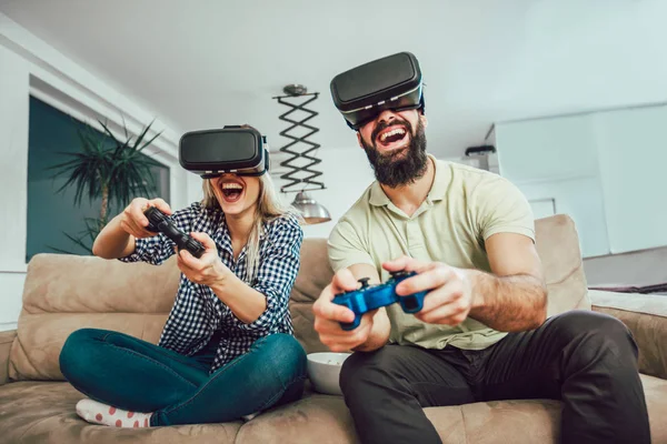 Счастливые Друзья Играющие Видеоигры Очками Виртуальной Реальности Молодые Люди Получающие — стоковое фото