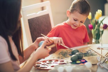 kardeş Paskalya yumurtaları masada boyalı