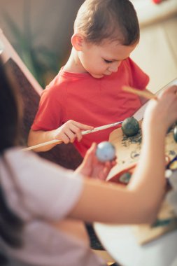 kardeş Paskalya yumurtaları masada boyalı