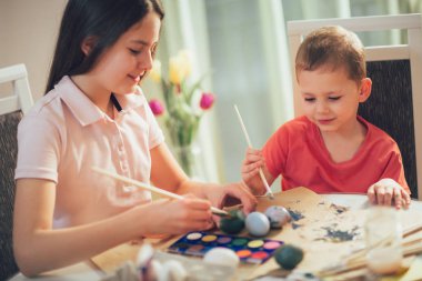 kardeş Paskalya yumurtaları masada boyalı