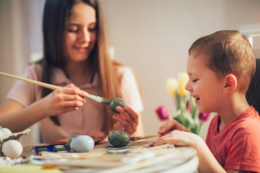 kardeş Paskalya yumurtaları masada boyalı
