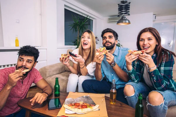 Ομάδα Των Νέων Φίλων Τρώει Πίτσα Και Βλέποντας Τηλεόραση Πάρτι — Φωτογραφία Αρχείου
