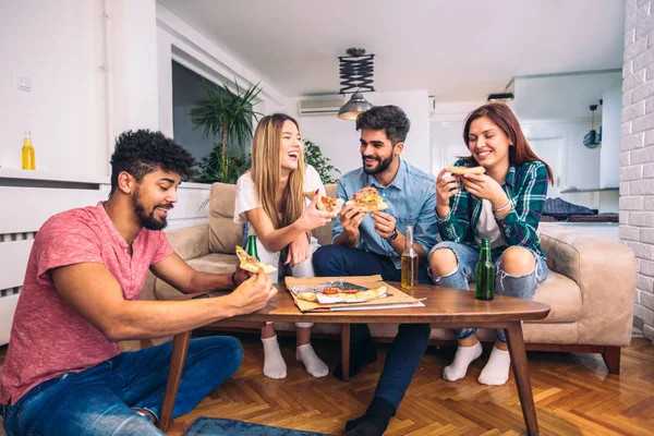 Skupina Mladých Přátel Jíst Pizza Home Stranty Fast Food Koncept — Stock fotografie