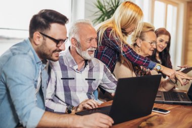 Genç gönüllüler yardım bilgisayar üst düzey insanlar. İnternet üst düzey insanlar giriş veren gençler