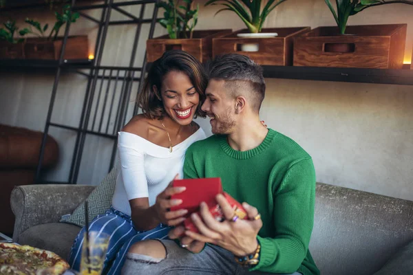 Šťastný Pár Interracial Posezení Café Baru Muž Dává Dárek Pro — Stock fotografie