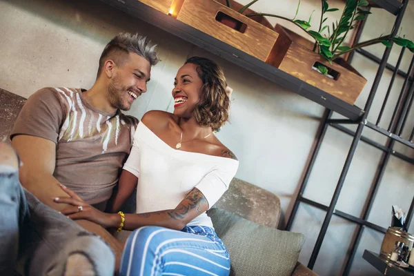 两个快乐混合的种族的夫妻 在咖啡厅的开心 — 图库照片