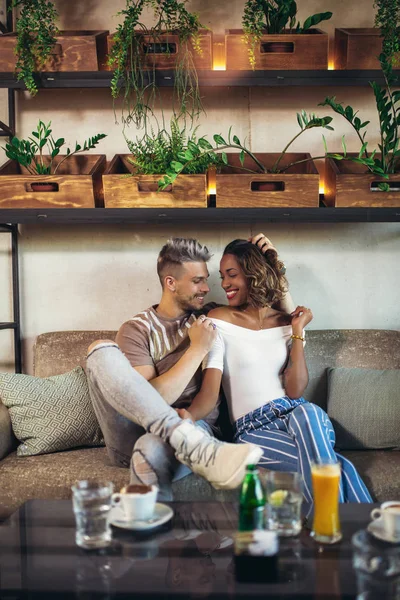 kahve dükkanında eğleniyor iki mutlu karışık yarış çift