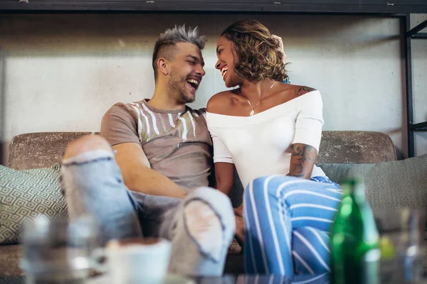 kahve dükkanında eğleniyor iki mutlu karışık yarış çift