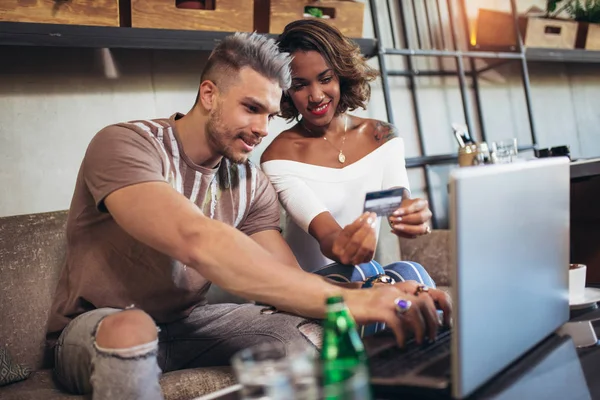 Mixed Race Couple Buying Online Credit Card Laptop Coffee Shop — Stock Photo, Image