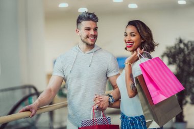  Alışveriş alışveriş merkezinde - yürüyüş torbaları ile Satılık, tüketim ve insanlar kavramı mutlu genç Çift 