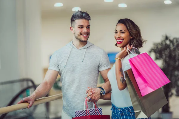 Glückliches Junges Paar Mit Einkaufstüten Spazieren Einkaufszentrum Verkauf Konsum Und — Stockfoto