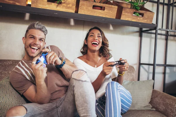 Hermosa Pareja Divirtiéndose Mientras Juega Videojuegos —  Fotos de Stock