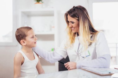 Doktor ofisinde şirin küçük çocuk