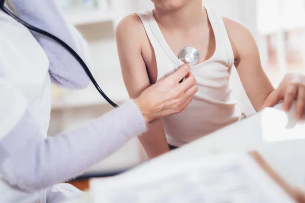 Arzt Untersucht Kleinen Jungen Stethoskop — Stockfoto