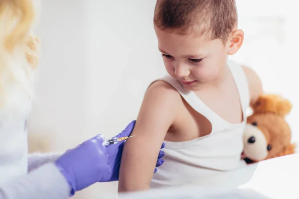 Lekarz Robi Wstrzyknięciu Szczepionki Dla Dziecka — Zdjęcie stockowe