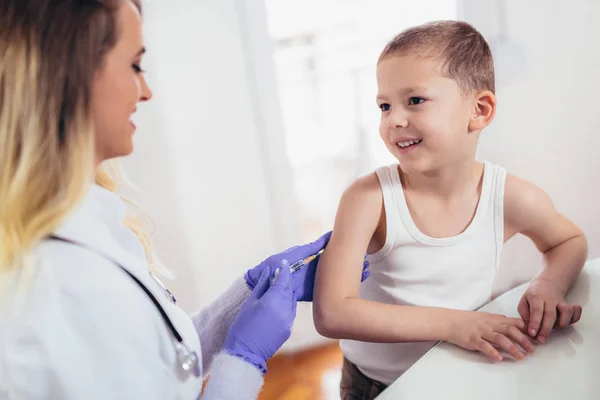 Médico Que Administra Vacina Criança — Fotografia de Stock