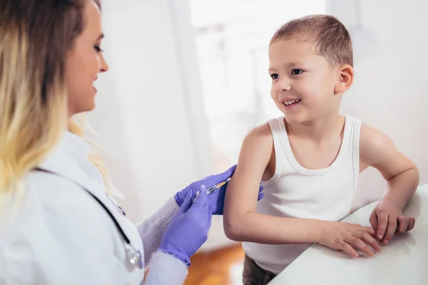 Medico Che Iniezione Del Vaccino Bambino — Foto Stock