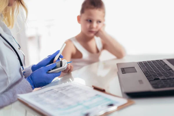 Lääkäri Mittaamalla Lapsen Glukoosipitoisuus Verikokeella — kuvapankkivalokuva