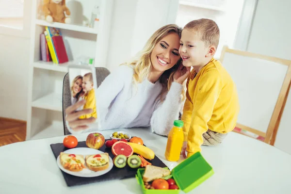 Madre Hijo Haciendo Selfie Con Smartphone Por Mañana —  Fotos de Stock