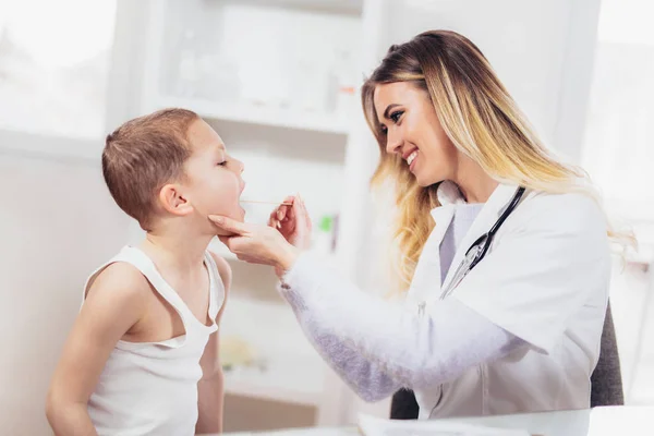 Médico Femenino Examinando Niño Con Depresor Lengua Cirugía — Foto de Stock