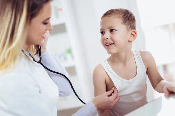 医師が聴診器で小さな男の子を調べる — ストック写真