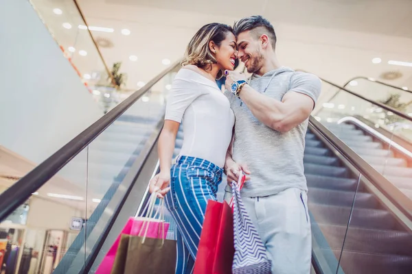 Felice Giovane Coppia Con Shopping Bags Utilizzando Ascensore Nel Centro — Foto Stock