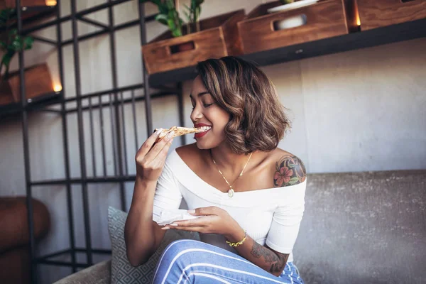 Young Cuban Woman Eating Pizza Cafe — Stock Photo, Image