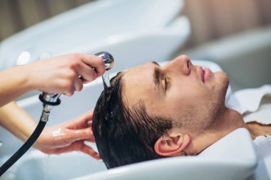 Yakışıklı istemciye saç yıkama Kuaför