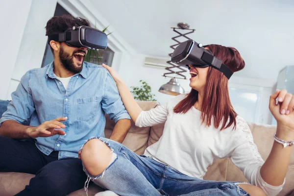 Ung Man Och Kvinna Casual Kläder Slitage Virtual Reality Glasögon — Stockfoto